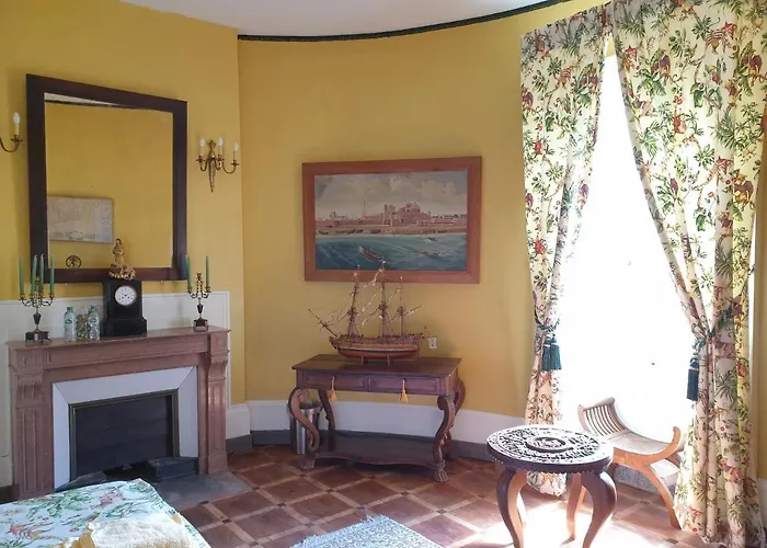 Chateau De Bonnet Les Oules Bed and Breakfast 3*